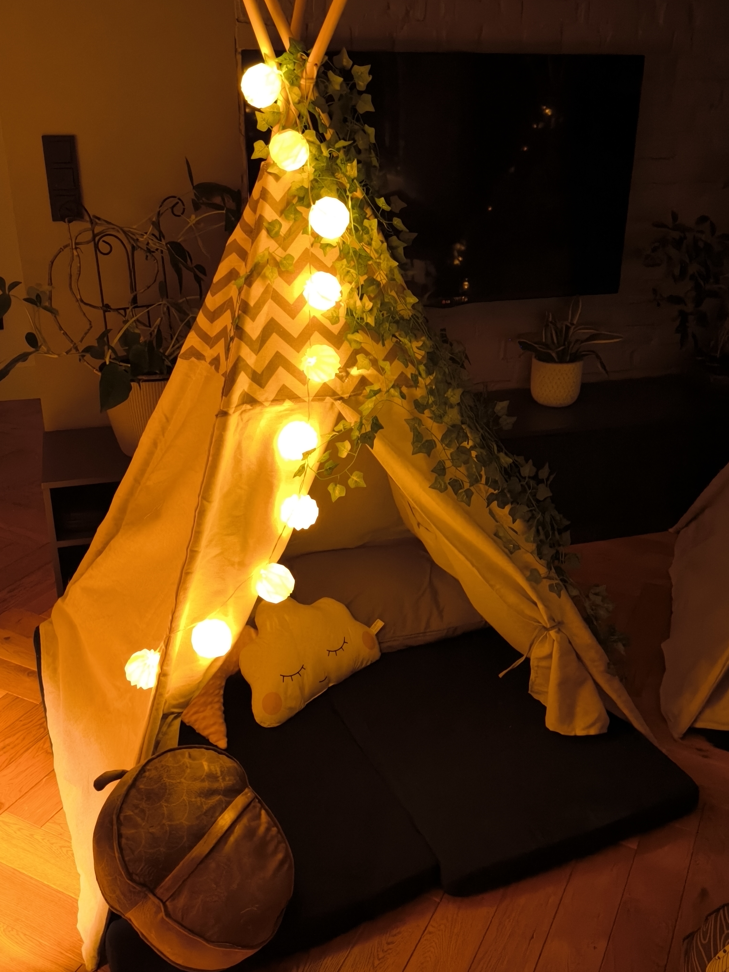 Boho tipi z makramą i naturalnymi dekoracjami