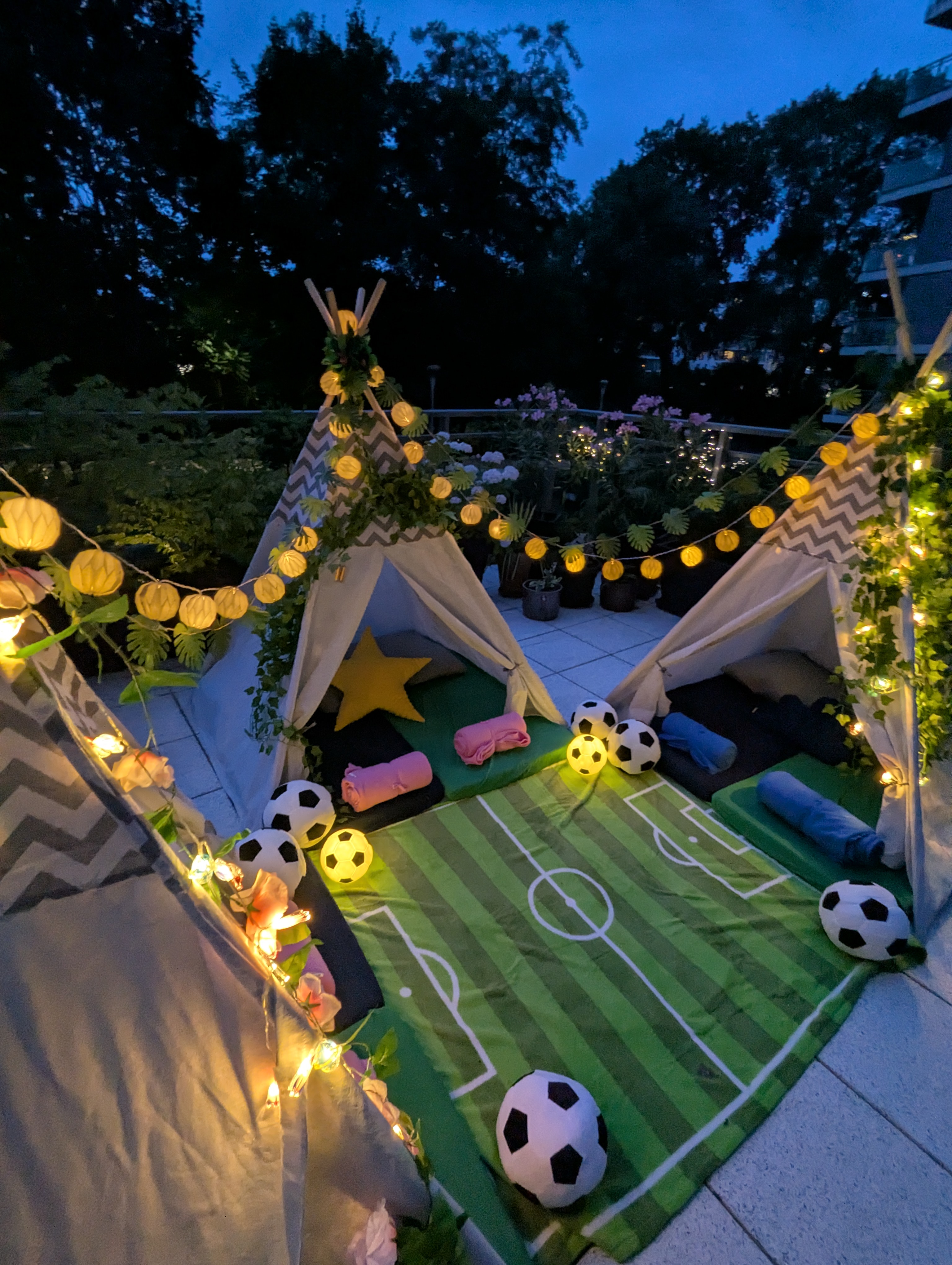 Tipi dla miłośniów piłki nożnej z kocykiem w motywie piłkarskiego boiska i poduszkami piłkami