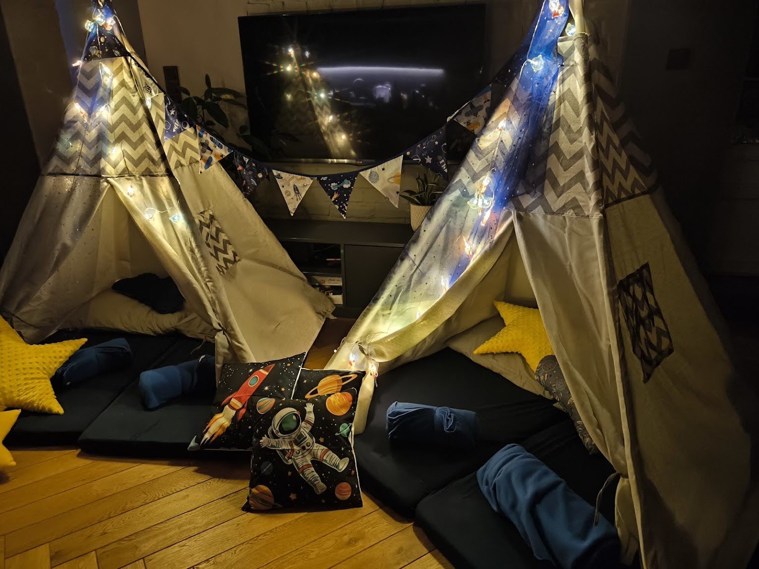 Kosmiczna aranżacja tipi z gwiazdkowymi i niebieskimi dekoracjami